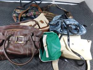 lot 464 image: Box of purses and 1 bag