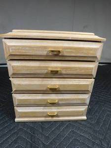 lot 475 image: Wood jewelry box of jewelry