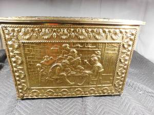 lot 479 image: Vintage hammered brass kindlingcoal box