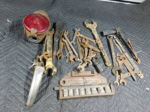 lot 481 image: Vintage auto light and tool