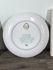 lot 543 image: 1975 Walt Disney Christmas Plate with Mickey Mouse, Goofy and Donald Duck