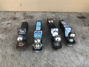 lot 555 image: 4 - drop down hitches with balls on them