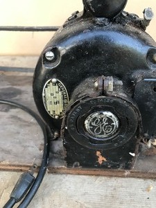 lot 557 image: Vintage electric motor with 2 grinding wheels attached