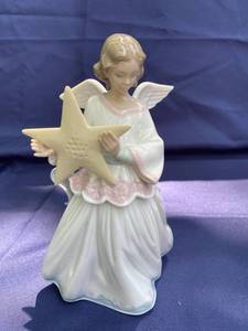 lot 8 image: Two lovely LLADRO Porcelain Figurines, One angel with star, one group of singing choir angels