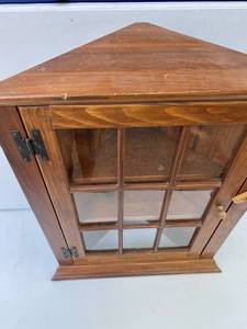 lot 36 image: Ethan Allen Corner Curio Cabinet