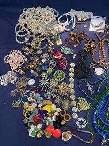 lot 66 image: Assorted lot of Costume Jewelry 2