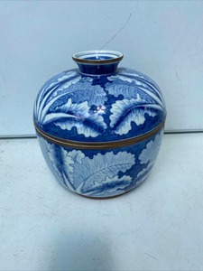 lot 21 image: Two Chinese Bowls with Lids