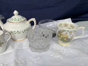 lot 115 image: Small Glass Decorative items