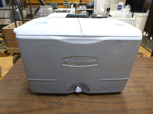 lot 70 image: Rubbermaid Double Lid Cooler