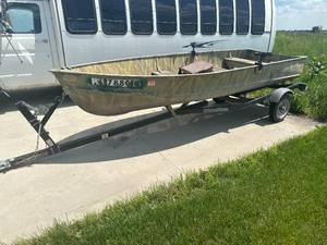 lot 2 image: Lund 14 Foot Fishing Boat with Trailer