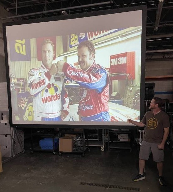 lot 7 image: Very Large Projection Screen - AV Stumpfl 9x12 Monoblox 64 Mobile  Portable Video Projector Screen System - 9 Feet by 12 Feet