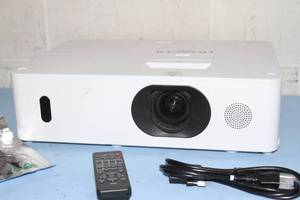 lot 14 image: Hitachi CP-WU5505 WUXGA 5000-Lumen HD Home Theater LCD Projector  Projection System