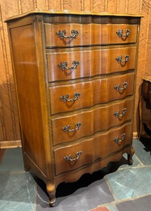 lot 24 image: Vintage French Provincial Style Dresser