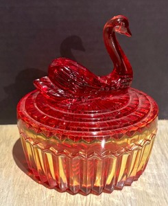 lot 103 image: Vintage Jeanette Amberina Glass Swan Dish