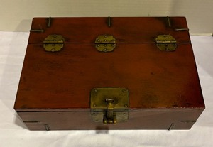 lot 138 image: Vintage Wooden Dresser Box