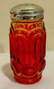 lot 143 image: Pair of Vintage L.E. Smith Amberina Glass Moon and Stars Salt and Pepper Shaker Set