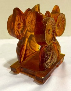 lot 148 image: Vintage Mid Century Acrylic Owl Shaped Amber Napkin Holder