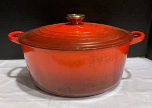 lot 21 image: Le Creuset Traditional Round Dutch Oven