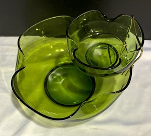 lot 198 image: Vintage Anchor Hocking Avocado Tri-Fold Chip and Dip Serving Bowl Set