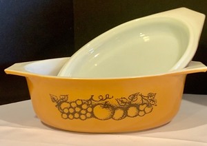 lot 225 image: Vintage Pyrex and Anchor Hocking Ovenware