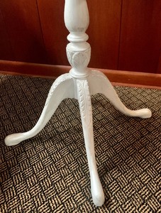 lot 226 image: Charming Vintage Painted White Accent Table