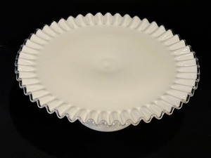lot 273 image: Vintage Silver Crest Milk Glass Pedestal Cake Plate