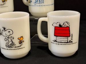 lot 274 image: Five Vintage Milk Glass Fire King Snoopy Coffee Mugs