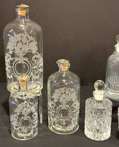 lot 276 image: Variety of Decorative Jars