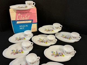 lot 266 image: (9) Federal Chalet Snack Trays