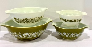 lot 36 image: 1970s Pyrex Spring Blossom Cinderella Nesting Bowls Set of 4