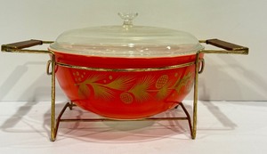lot 260 image: Vintage Pyrex Golden Leaf Holiday Four Quart Covered Casserole Dish with Holder