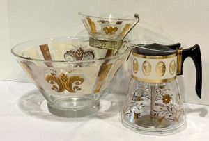 lot 261 image: Mid Century Anchor Hocking Fleur de Lis Chip & Dip Set and David Douglas 3-6 Cup Party Perk