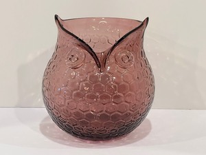 lot 255 image: Vintage Art Glass Amethyst Honeycomb Owl Vase