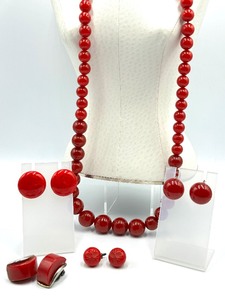 lot 406 image: Vintage Bakelite Beaded Necklace and Earrings