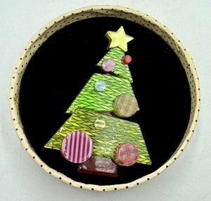 lot 400 image: Erstwilder Christmas Tree Brooch