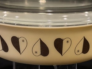 lot 386 image: Vintage Pyrex Gold Hearts 2.5 Quart Casserole Dish