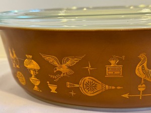 lot 387 image: Vintage Pyrex Early American 2.5 Quart Casserole Dish
