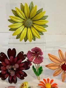 lot 389 image: Variety of Floral Brooches