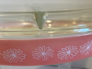lot 376 image: Vintage Pyrex Pink Daisy 1.5 Quart Divided Casserole Dish
