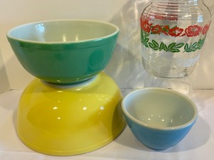 lot 381 image: Three Vintage Pyrex Primary Colors Nesting Mixing Bowls & Mid Century Juice Pitcher