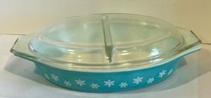 lot 35A image: Vintage MCM Pyrex Blue Snowflake 1.5 Quart Divided Casserole Dish