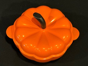 lot 294 image: Martha Stewart Cast Iron Pumpkin Dutch Oven