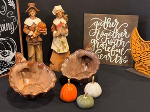 lot 286 image: Thanksgiving Decor including a Pair of Vintage Frankoma Cornucopias