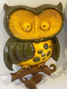 lot 78 image: Pair of 1970s Sexton Metal Owl Wall Hangings in Avocado Green and Harvest Yellow