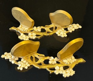 lot 83 image: Pair of Mid Century Decorative Syroco Wood Gilded Wall Shelves
