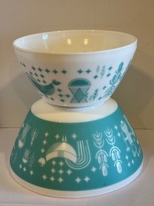 lot 437 image: Pyrex Vintage Charm Six Cup Mixing Bowl & Pyrex Vintage Charm Two Cup Mixing Bowl