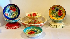 lot 440 image: Pioneer Woman Serving Bowl Set