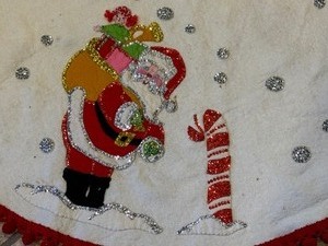 lot 86A image: MCM Retro Christmas Tree Skirt