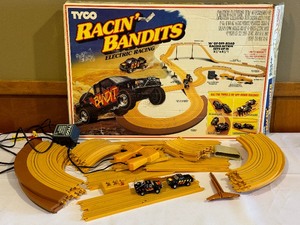 lot 471 image: Vintage TYCO Racin Bandits