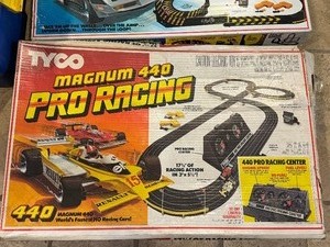 lot 472 image: Vintage TYCO Dare Devil Cliff Hanger Racing Track and TYCO Championship The Glow